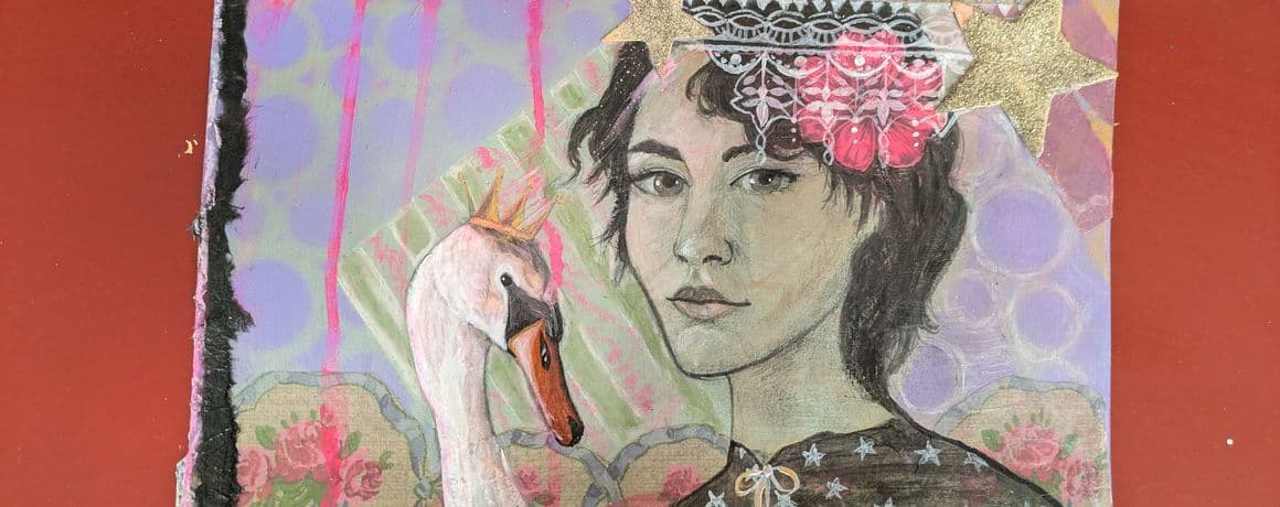 Collage mit gemalten und ausgeschnittenen Elementen auf rotem Untergrund. Links ein weißer Schwan mit orangefarbenem Schnabel und goldener Krone, daneben ein Korb mit Blumen. Rechts eine Person mit dunklem, lockigem Haar, mit einem Oberteil, das mit goldenen Sternen verziert ist. Der obere Bildrand ist mit goldenen Sternen und Spitzenmustern geschmückt. Im Hintergrund sind violette Kreise und rosafarbene Streifen zu sehen. 
