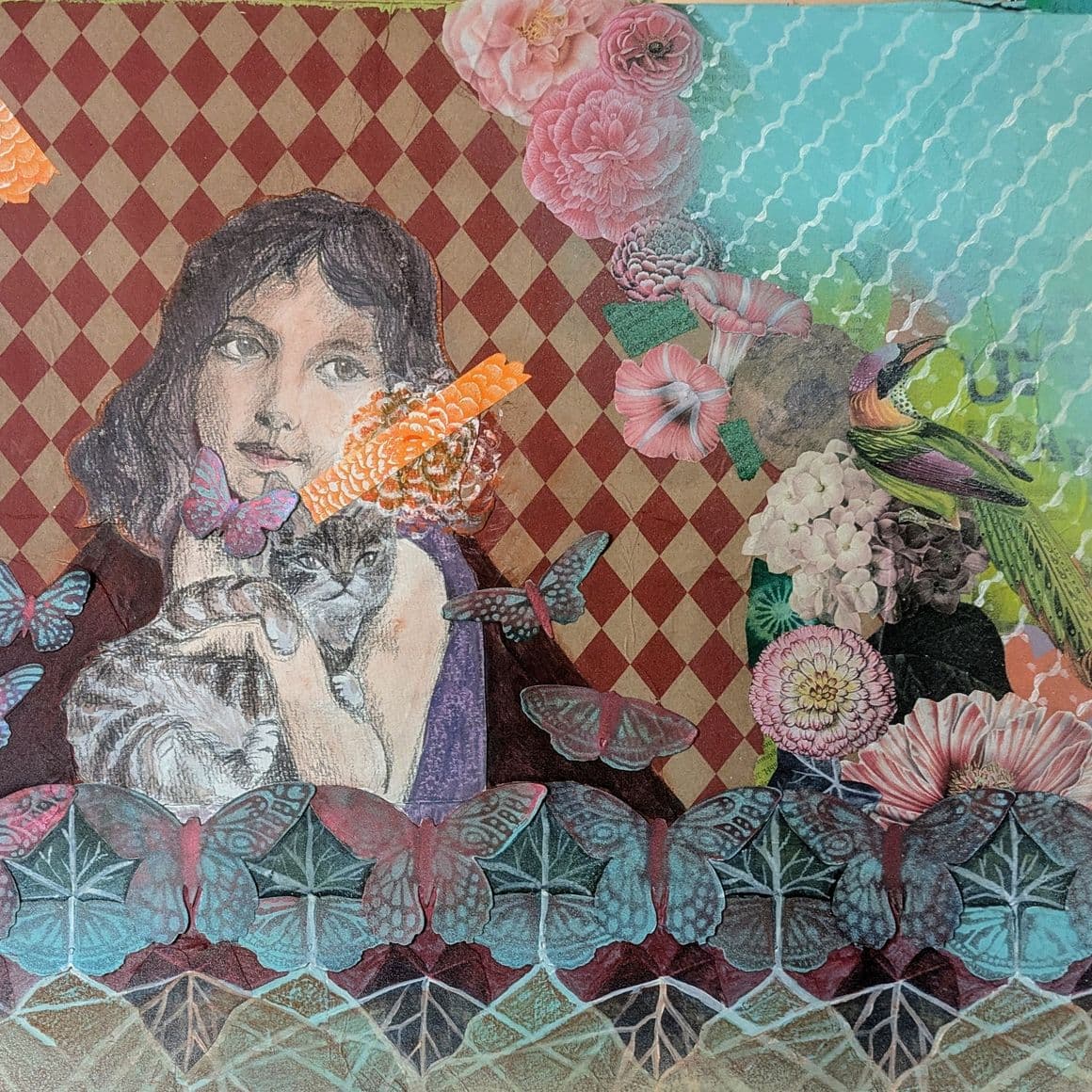 Zu sehen ist eine Collage aus verschiedenen Materialien und Techniken. Eine Person mit langen Haaren hält eine Katze im Arm, beide sind von zahlreichen Schmetterlingen umgeben. Der Hintergrund besteht aus einem rot-braunen Rautenmuster, das an Tapete erinnert. Im oberen Bereich sind detailreiche Blumen und Blüten zu sehen, rechts oben sitzt ein Vogel auf einem Ast. Die untere Bildhälfte ist von geometrischen Mustern und weiteren Schmetterlingen geprägt. Die Farbpalette ist vielfältig, mit Pastelltönen, Rosa, Türkis und Violett. Zwei orangefarbene Klebestreifen sind im oberen Bereich angebracht.