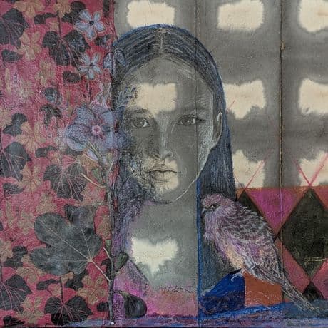 Gemälde im Mixed-Media-Stil mit einer zentralen Figur, deren Gesicht durch ein unscharfes Rechteck verdeckt ist. Die Figur hat lange, glatte Haare und sitzt vor einem Hintergrund, der aus geometrischen Mustern, stilisierten Wolken und floralen Elementen besteht. Die linke Bildhälfte zeigt eine dichte, florale Struktur in Rosa- und Lilatönen, während die rechte Seite von grauen Flächen mit weißen Wolken und einem Muster aus Dreiecken in Schwarz, Rosa und Rot dominiert wird. Im unteren Bereich ist ein Vogel mit detailliert gezeichnetem Gefieder zu erkennen, der auf einer blauen Fläche sitzt. Die Komposition verbindet verschiedene Materialien und Techniken, was für Mixed Media typisch ist.