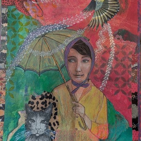 Im Mittelpunkt steht eine gemischte Collage mit einer Frau mit Kopftuch, die einen Schirm hält, der mit weißen Blüten verziert ist. Im Vordergrund links befindet sich eine großflächige Zeichnung einer Katze mit markantem Blick. Der Hintergrund ist von kräftigen Farben und Mustern geprägt, darunter florale und geometrische Elemente. Im oberen Bereich sind zwei Vögel zu sehen: links ein roter Vogel mit langem Schnabel, rechts ein gelb-schwarz gefiederter Vogel mit ausgebreiteten Flügeln. Die gesamte Komposition verbindet Malerei, Zeichnung und Collage-Elemente.