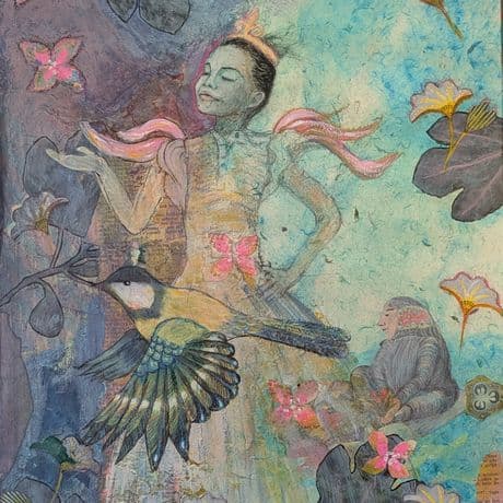 Fantasievolle Mixed-Media-Komposition mit einer stehenden Frauenfigur im Zentrum.  Die Figur trägt ein langes, ornamentiertes Kleid in Pastelltönen und hat rosa Bänder um die Schultern. Im Vordergrund fliegt eine detailliert gezeichnete Meise mit gelber Brust und schwarzen Flügeln. Um die Hauptfigur herum schweben große, dunkelgrüne Blätter und stilisierte, gelbe und rosa Blüten. Im rechten Bildbereich sitzt eine kleinere, grau gekleidete Figur mit geneigtem Kopf. Der Hintergrund ist in Blau- und Grüntönen gehalten und wirkt strukturiert und vielschichtig.